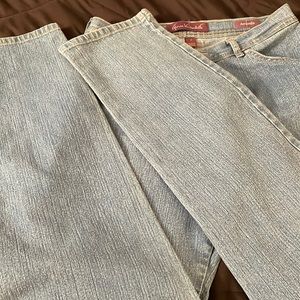 🔥Sale🔥women’s beautiful light stretchy washed out jeans..EUC..worn once
